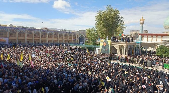 پیکر شهیده معصومه کرباسی بر دستان مردم شهیدپرور شیراز تشییع شد