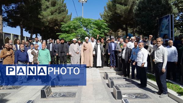 تجمع مردم ولایت مدار نیشابور در حمایت از غزه  در کنار مزار شهدا 