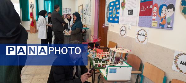 افتتاحیه نمایشگاه پژوهشی و فناورانه دبیران و دانش‌آموزان شهرستان ملارد در دبیرستان فرزانگان استعداد درخشان