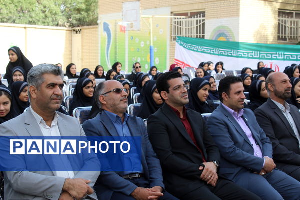 آغاز هفته دفاع مقدس و جشن ورود دانش‌آموزان پایه هفتم در دبیرستان عدالت جوادآباد