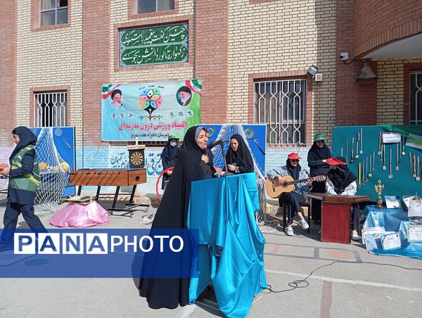 مراسم نمادین هفته تربیت‌بدنی و ورزش در دبیرستان هفده شهریور شهرستان فیروزکوه