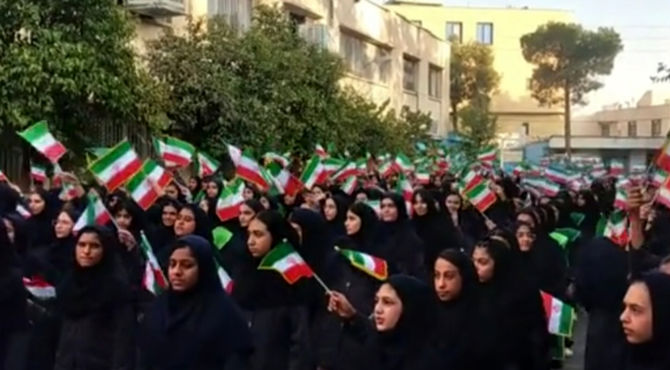همخوانی سرود ایران در دبیرستان ستارگان ۱ ناحیه ۴شیراز 
