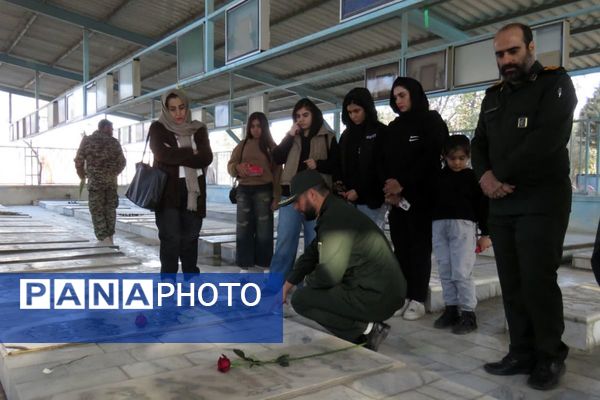 احترام به مقام شهدا با حضور فرماندهان و بسیجیان در گلزار بی‌بی سکینه(س) شهرستان ملارد