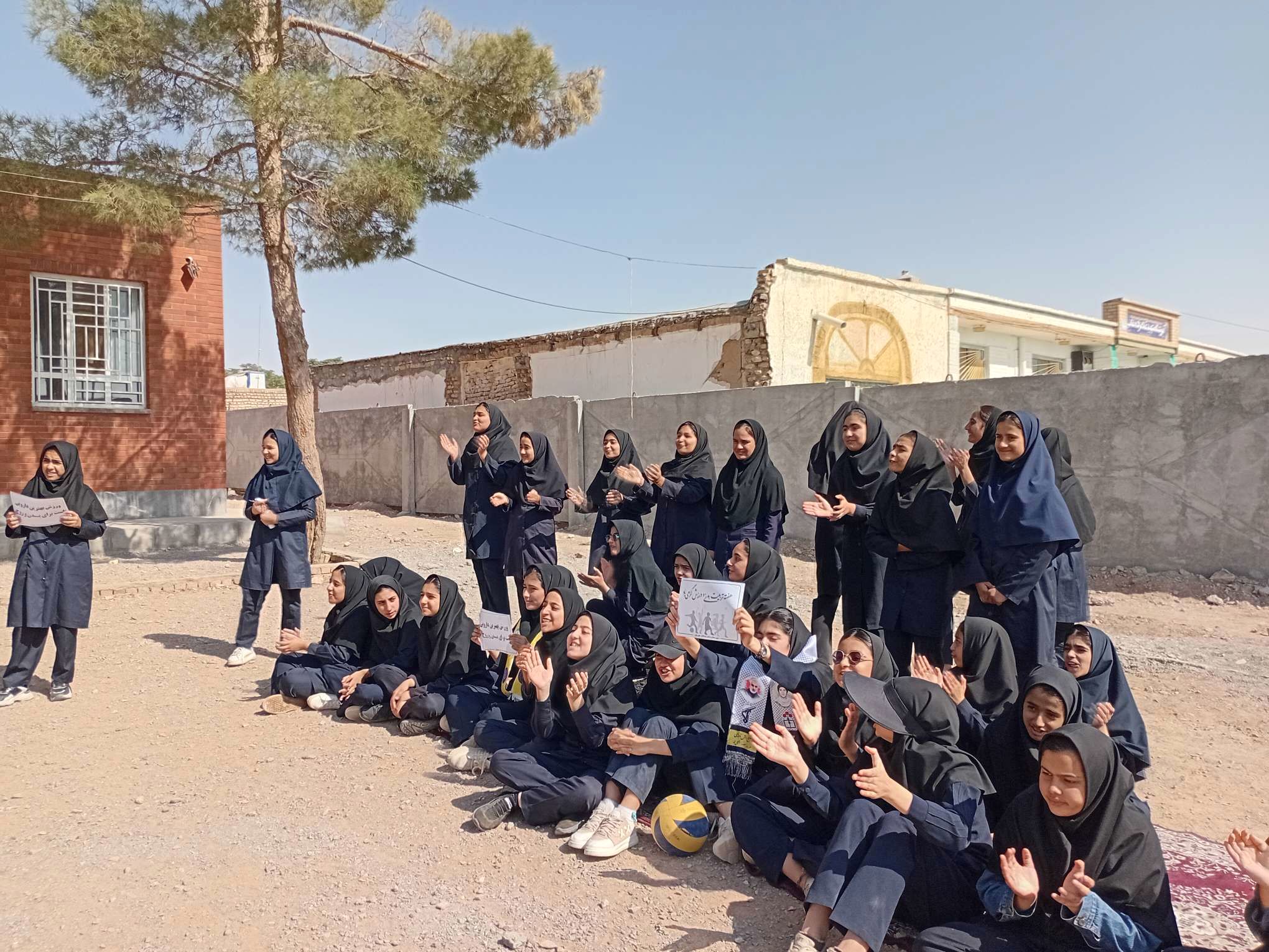 المپیاد ورزشی درون مدرسه ای در دبیرستان مادرمهربان خلیل آباد