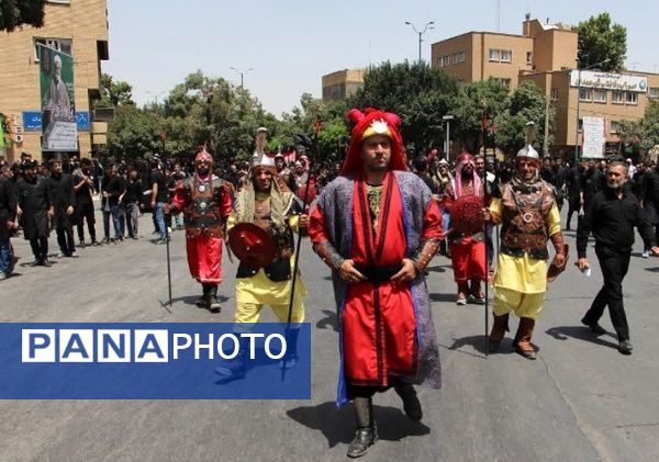 نوجوانان تهرانی هم‌نوا با اسرای کربلا به سوگ امام حسین (ع) نشستند