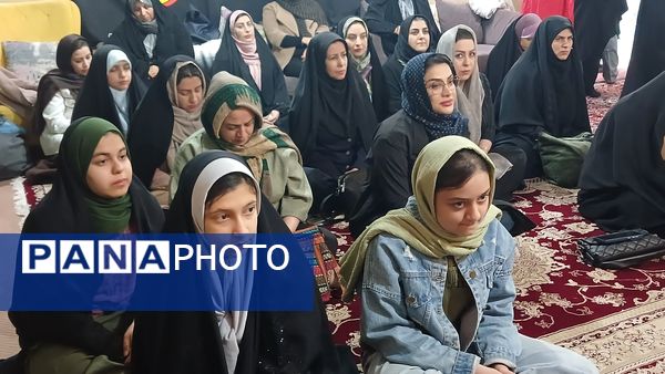 تقدیر دانش‌آموزان فعال فرهنگی‌هنری از مادرانشان با همکاری مربی در محمدشهر کرج