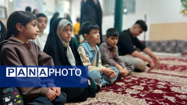 تقدیر دانش‌آموزان فعال فرهنگی‌هنری از مادرانشان با همکاری مربی در محمدشهر کرج