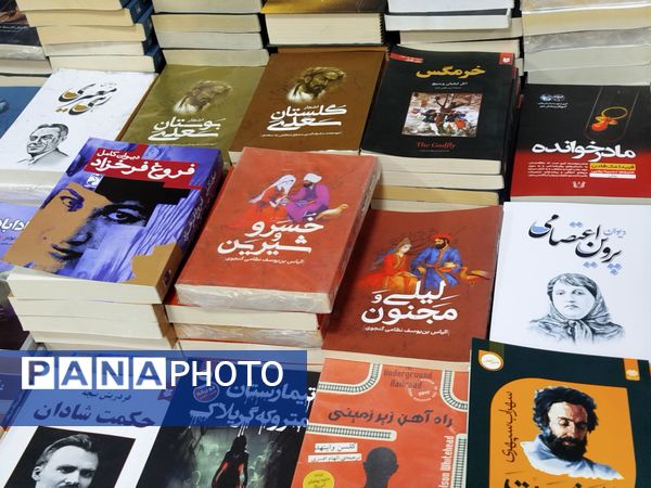 گشایش نمایشگاه کتاب در فرهنگسرای فاروج 