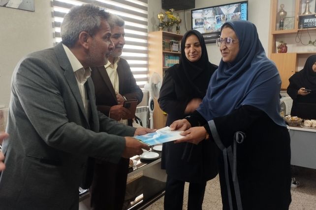  تقدیر از معلمان نمونه دبیرستان هاجر بیرجند