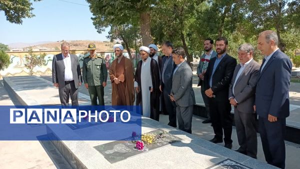 مراسم غبارروبی و عطرافشانی مزار مطهر شهدای اهر به‌مناسبت هفته دولت 