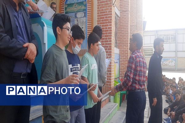 تقدیر از دانش‌آموزان برتر دبیرستان شاهد سردار شهید قاجاریان 