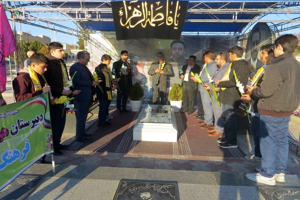 شهدا در تقویت هویت نسل جوان نقش دارند