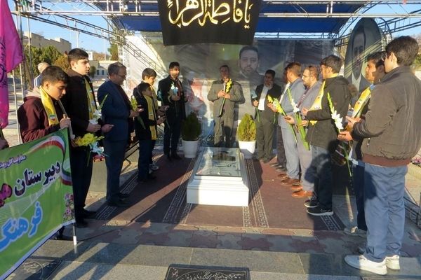 شهدا در تقویت هویت نسل جوان نقش دارند