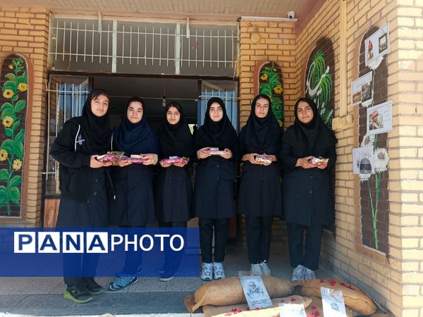 آغاز سال تحصیلی در دبیرستان نمونه زینب الکبری(س) قروه همراه با نواختن زنگ ایثار و مقاومت  