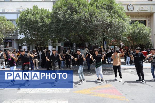 رود اشک و عشق در مسیر حرم همزمان با شکوه عزاداری هیئات‌ در خیابان‌های مشهد
