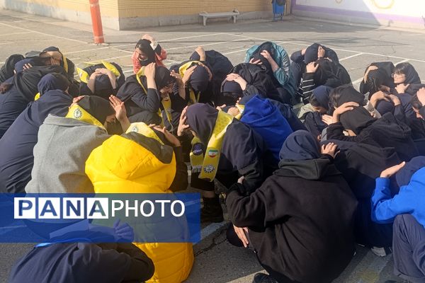 بیست و هفتمین مانور زلزله و ایمنی در دبیرستان مهر نیشابور