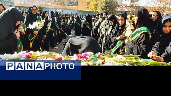 حال‌وهوای معنوی دانش‌آموزان در استقبال از پیکر شهید ۲۳ ساله در مدرسه شهید عصمت ناحیه 3 کرج 