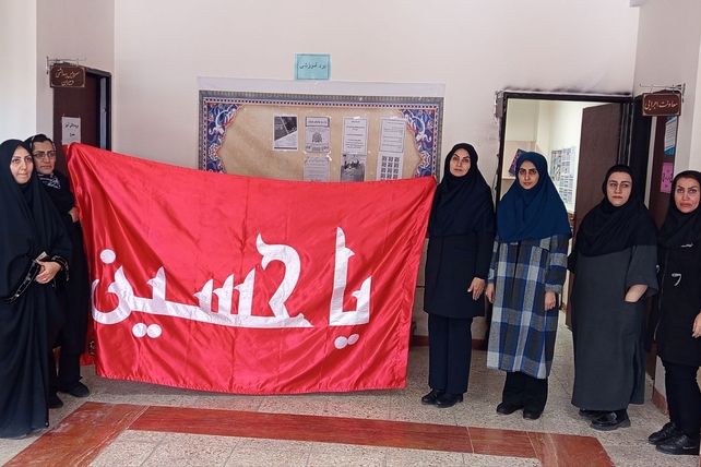 همدلی دانش‌آموزان مدرسه کریمی‌شیرازی‌ها در فضای معنوی با پرچم امام حسین(ع)