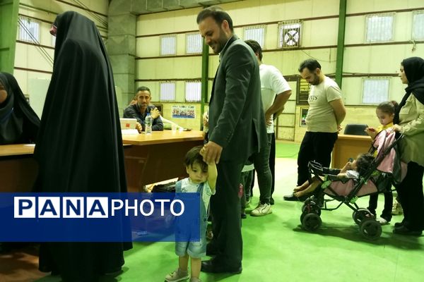 حضور پرشور کودکان در کنار والدین پای صندوق‌های رای نصیرشهر 
