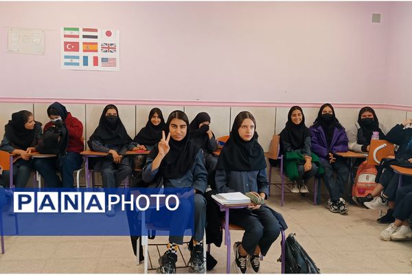 یک روز بدون کیف همراه با آموزش خود مراقبتی در دبیرستان شریعت 