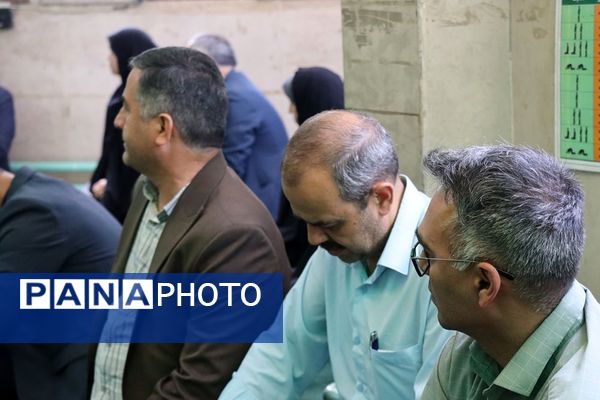 میز خدمت ویژه فرهنگیان در شهرستان پاکدشت به‌مناسبت گرامیداشت هفته معلم 