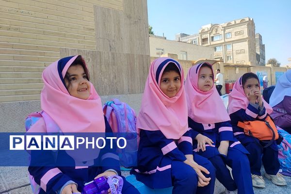 شادی و هیاهوی کودکان در اردوی درون مدرسه‌ای  آموزشگاه ایران ۲ به مناسب هفته ملی کودک 