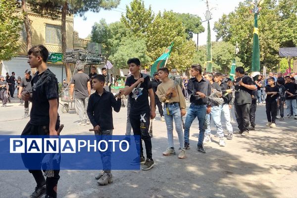عزاداری ظهر  عاشورا در خیابان‌های شهر نیشابور 