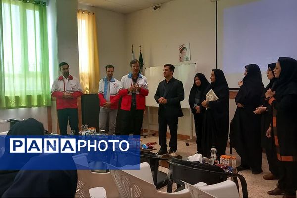 تجلیل از دانش‌آموزان برگزیده استانی طرح دادرس دبیرستان فرزانگان یک اسلامشهر