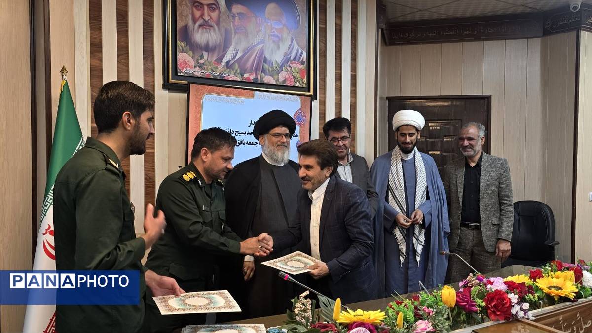 دیدار مدیران و فرماندهان بسیج دانش‌آموزی با امام جمعه بافق