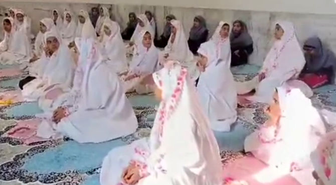 تجلیل اعضای انجمن از شکوفه‌های ایمان در دبستان کوثر ۲