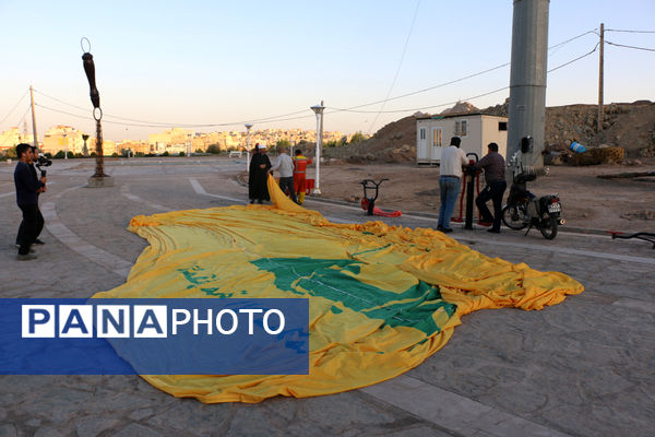 اهتزاز نماد مقاومت بر بالای بلندترین دکل پرچم قم