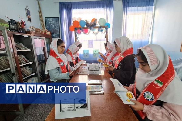 دوستی با کتاب در حیاط مدرسه نجمه