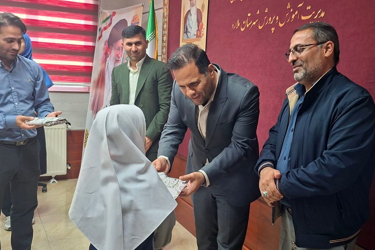 مراسم تقدیر از دانش‌آموزان فعال شورا در شهرستان ملارد