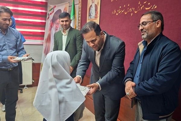 مراسم تقدیر از دانش‌آموزان فعال شورا در شهرستان ملارد