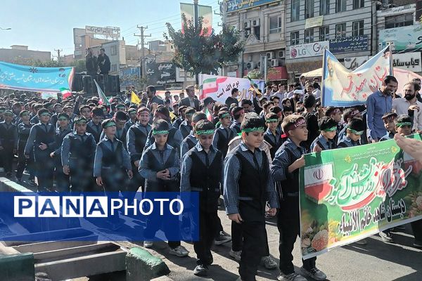 حماسه حضور دانش‌آموزان قرچکی در یوم الله ۱۳ آبان