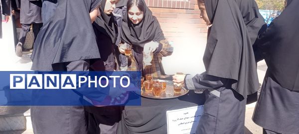  ایستگاه صلواتی به یاد شهدای نیروی انتظامی در دبیرستان فرهنگ