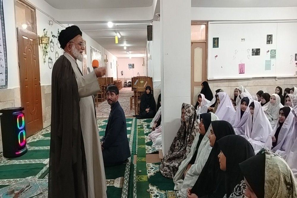 اقامه نماز جماعت در دبیرستان شهید مجید دهنوی نیشابور