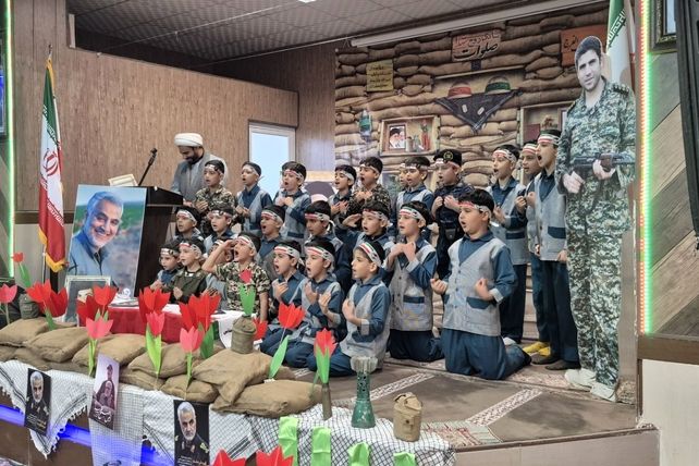 یادواره شهدای مدافع حرم در دبستان شاهد آقامصطفی خمینی کاشمر