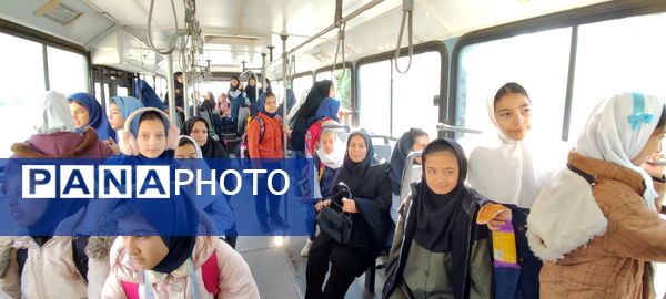 بازدید دانش آموزان مدرسه شهید خاقانی شیروان از کتابخانه اندیشه‌‌ در هفته کتاب و کتابخوانی