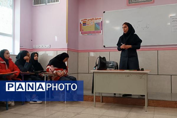 یک روز بدون کیف همراه با آموزش خود مراقبتی در دبیرستان شریعت 