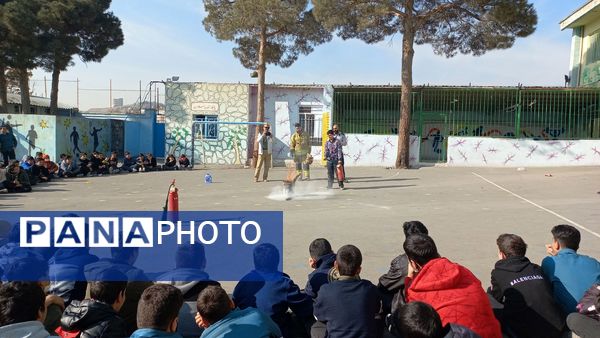 مانور سراسری زلزله همزمان با سراسر کشور در دبیرستان شاهد شهید آخوندی‌ها ناحیه یک کرج 
