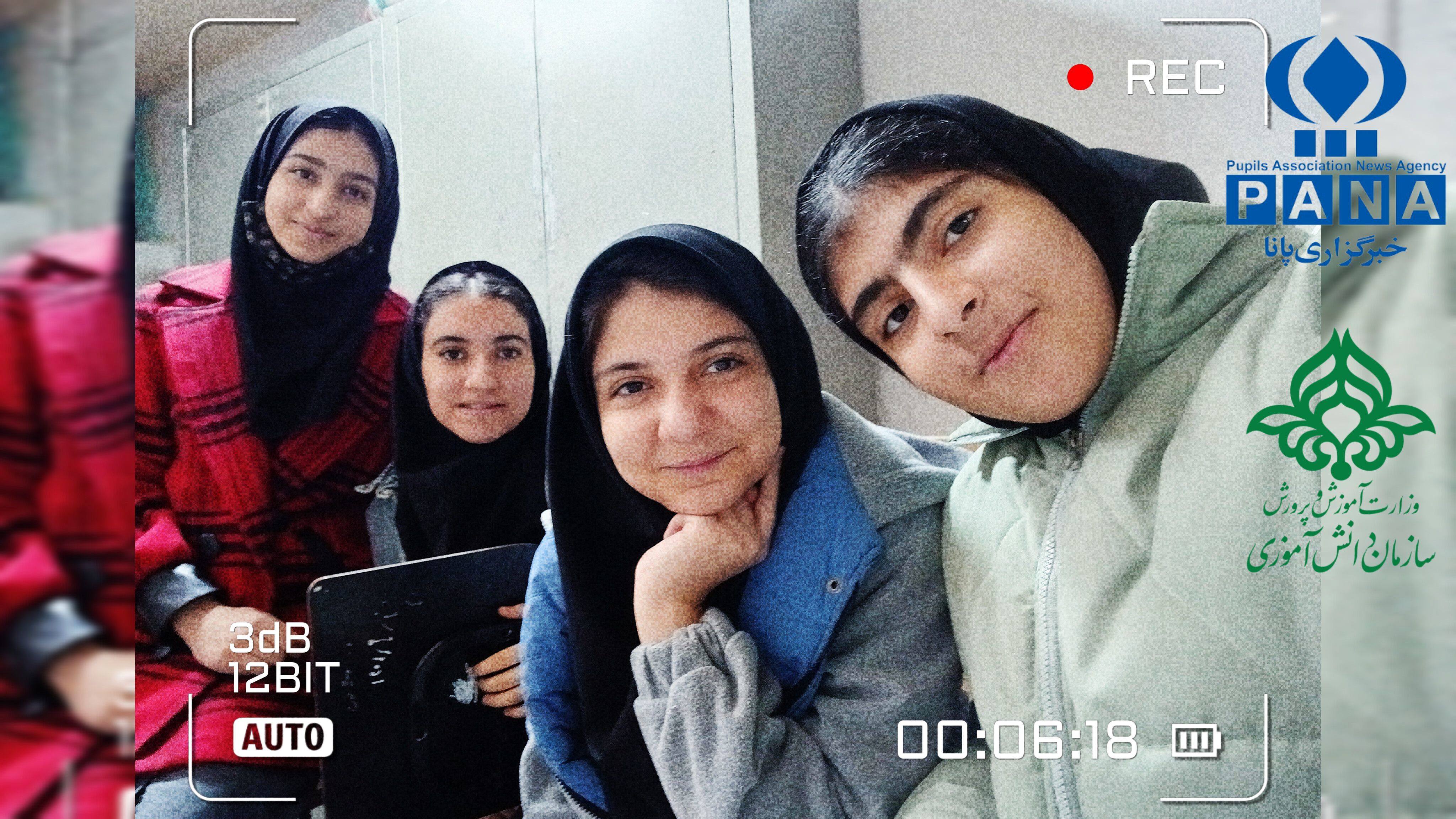 عکس یادگاری دانش‌آموزان کلاس ۸٫۲ دبیرستان نمونه خدیجه‌الکبری(س) قروه