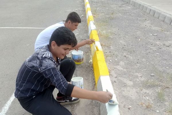 همت جهادی دانش‌آموزان سهندی در آماده‌سازی مدرسه