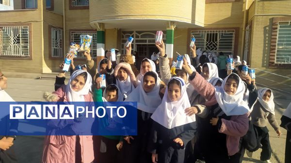 توزیع شیر رایگان در مدارس کوهنانی به منظور ارتقاء سلامت دانش‌آموزان