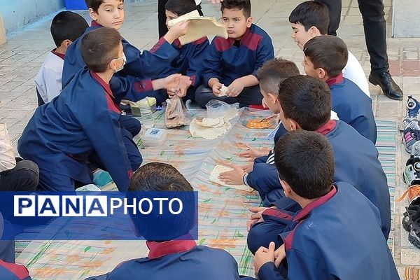 گرامیداشت روز جهانی تخم‌مرغ و تغدیه سالم در مدرسه هموطن۲ رودهن 