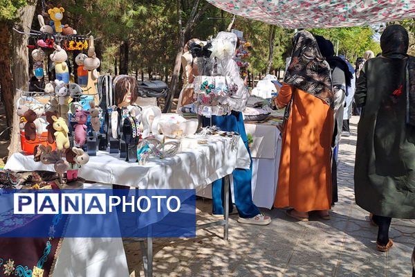 نمایشگاه محصولات دستی بانوان در بوستان نرگس قم