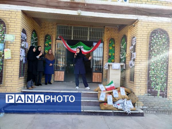 آغاز سال تحصیلی در دبیرستان نمونه زینب الکبری(س) قروه همراه با نواختن زنگ ایثار و مقاومت  