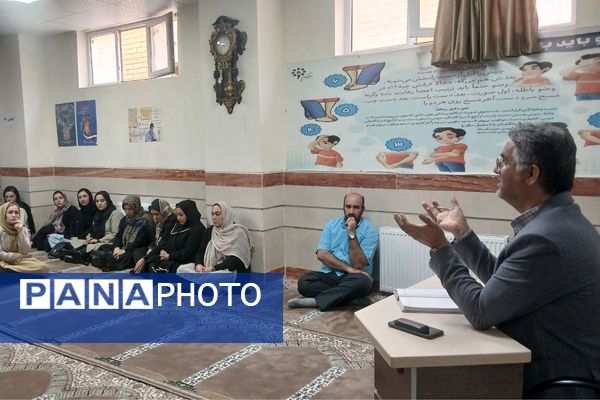 جلسه انجمن اولیاء و مربیان در دبیرستان بشارت بهارستان دو