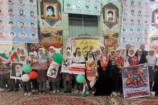 دانش آموزان دبستان بی بی کیا در راهپیمایی ۱۳ آبان