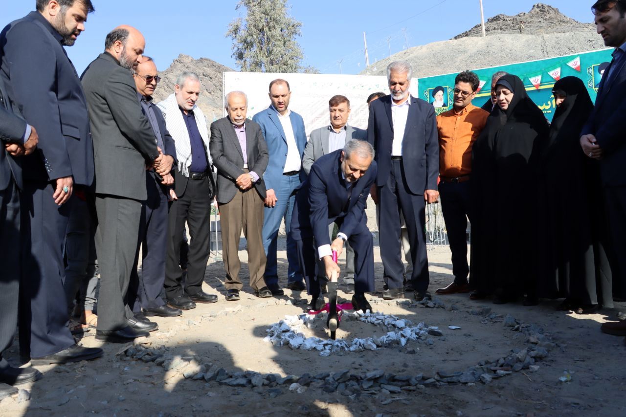 آیین کلنگ‌زنی مدرسه ۱۸ کلاسه حاشیه شهر زاهدان